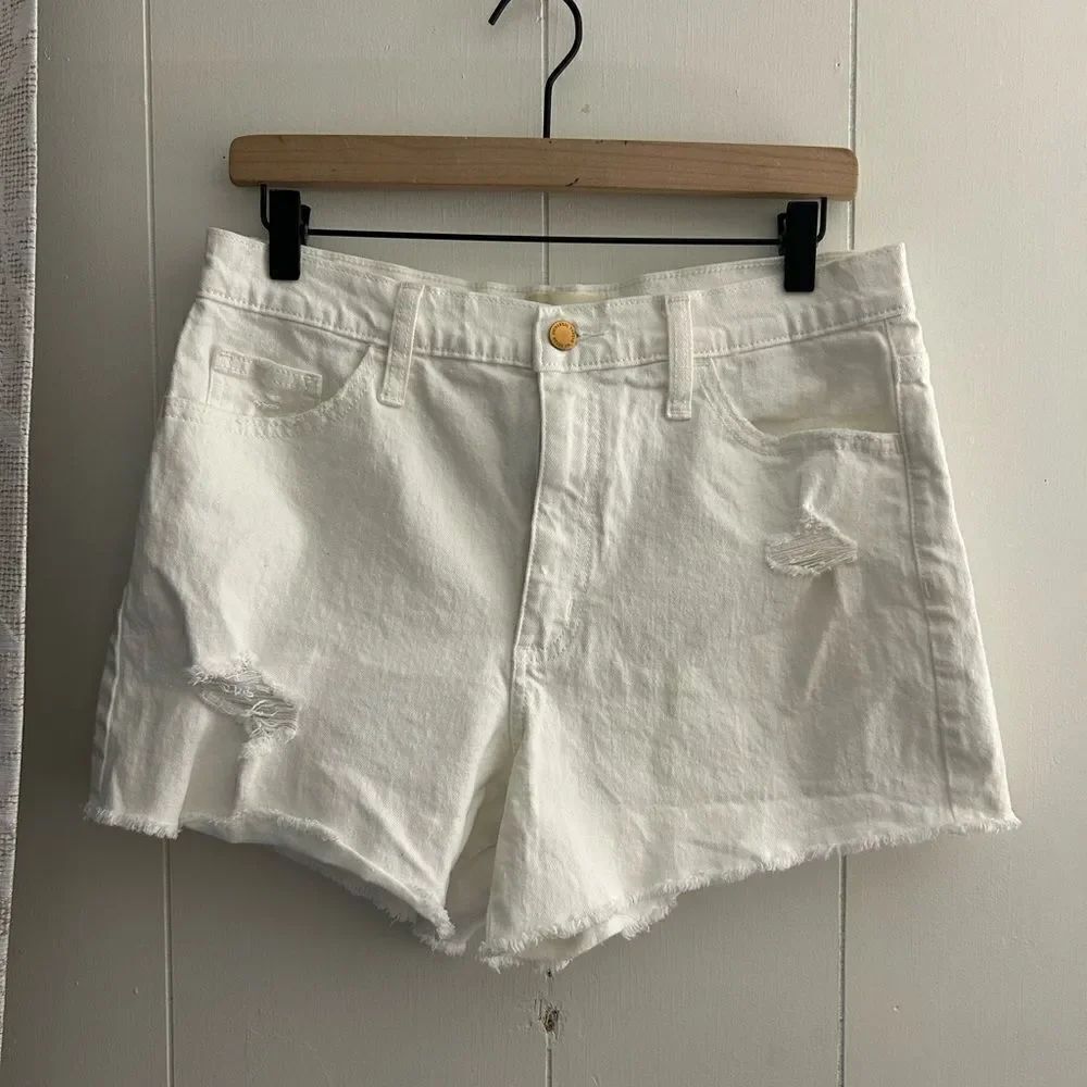 White Universal Threads shorts Goods Co.
Size: 10R